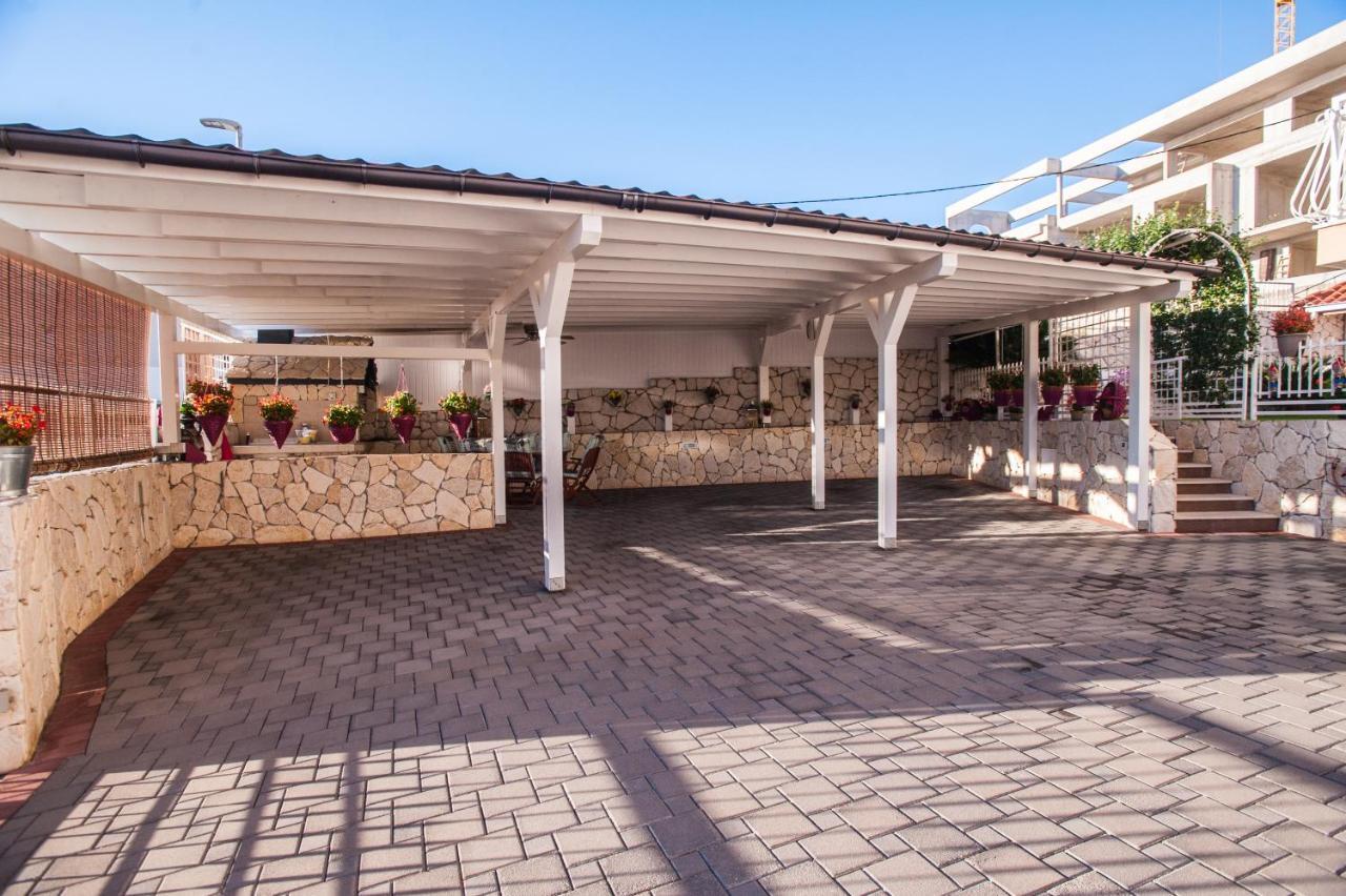 Apartament Nino Podstrana